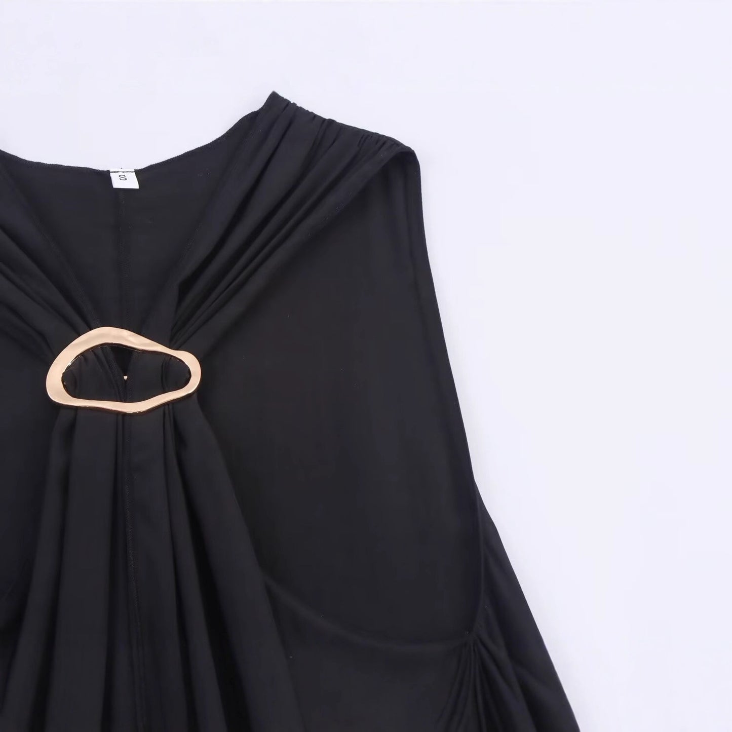 Brooch Sleeveless Twisted Solid Color T-Shirt Top